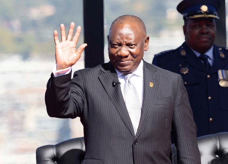 &copy; Reuters. Cyril Ramaphosa gestures after taking the oath of office for his second term as South African President at the Union Buildings in Pretoria, South Africa, 19 June 2024.  KIM LUDBROOK/Pool via REUTERS