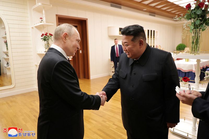 &copy; Reuters. Vladimir Putin e Kim Jong Un em Pyongyang n 19/6/2024   KCNA via REUTERS