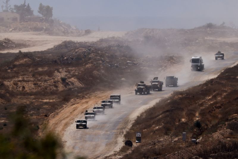 &copy; Reuters. Comboio militar israelense na Faixa de Gazan 17/6/2024   REUTERS/Amir Cohen