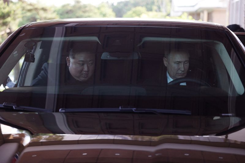 &copy; Reuters. Vladimir Putin e Kim Jong Un durante passeio em Pyongyangn 19/6/2024   Sputnik/Gavriil Grigorov/Pool via REUTERS