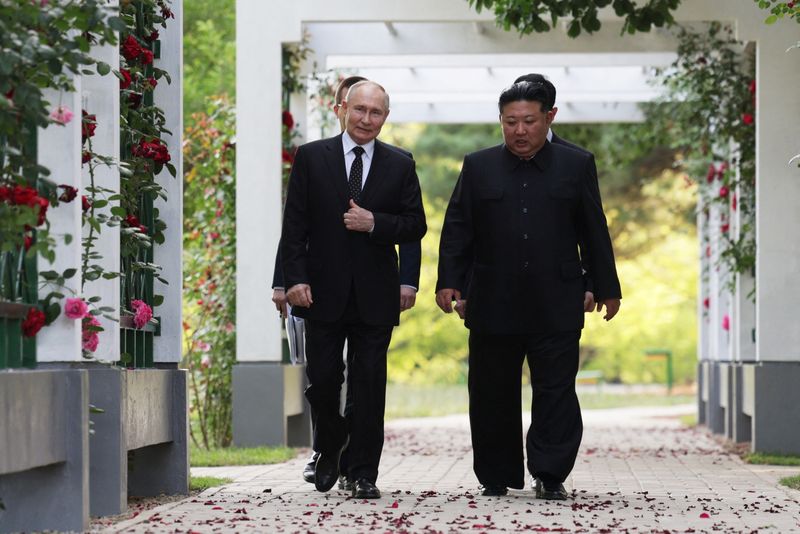 © Reuters. Russia's President Vladimir Putin and North Korea's leader Kim Jong Un walk during a meeting in Pyongyang, North Korea June 19, 2024. Sputnik/Gavriil Grigorov/Pool via REUTERS 
