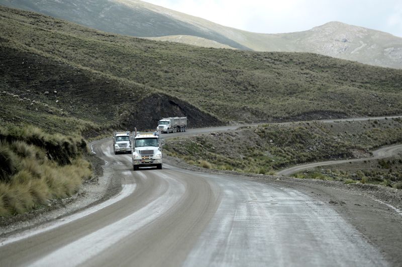 © Reuters. Trucks from the Las Bambas mine circulate along the mining corridor between Sayhua and Ccapacmarca, near Ccapacmarca, Peru, January 19, 2022. Picture taken January 19, 2022. REUTERS/Sebastian Castaneda