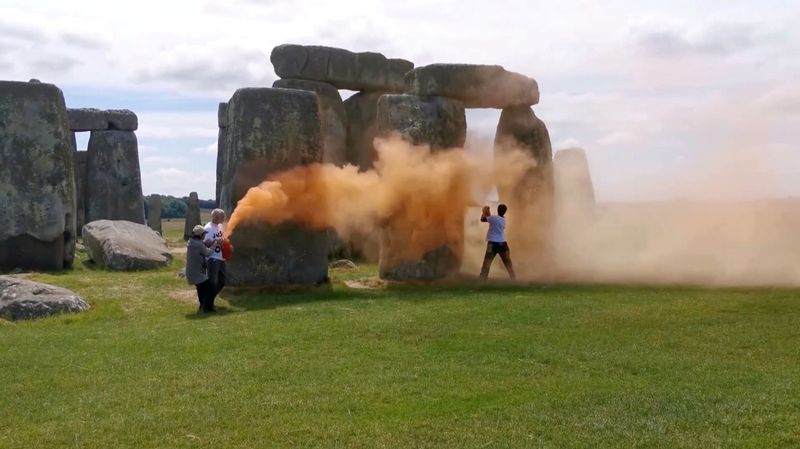 &copy; Reuters. Manifestantes ambientais borrifam Stonehenge com tinta laranja, em Wiltshire, Reino Unido, em imagem obtida de vídeon19/06/2024nJust Stop Oil/via REUTERS