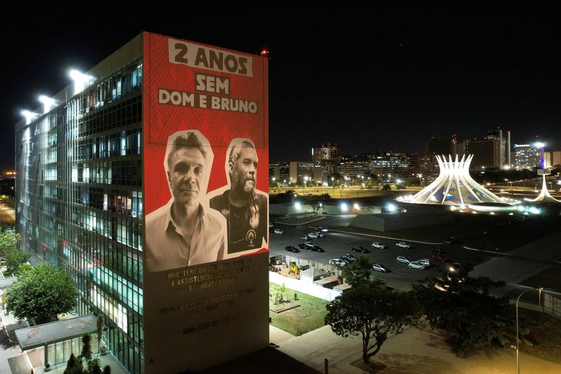 © Reuters. A drone view shows a image projected on the building of the Ministry of Human Rights, during a demonstration two years after British journalist Dom Phillips and Brazilian Indigenous issues expert, Bruno Pereira, were killed in the Amazon, in Brasilia, Brazil, June 5, 2024. REUTERS/Ueslei Marcelino/File Photo
