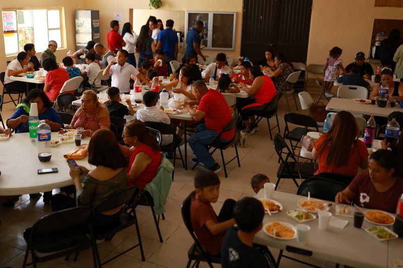 © Reuters. Migrants, who mostly wait for a CBP One appointment to reach the United States after U.S. President Joe Biden announced a sweeping border security enforcement effort, eat inside the Buen Samaritano shelter in Ciudad Juarez, Mexico, June 16, 2024. REUTERS/Jose Luis Gonzalez