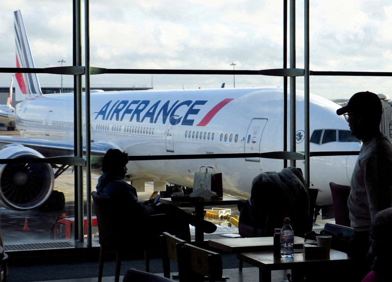 © Reuters. FILE PHOTO: Passengers wait for an Air-France flight inside the Terminal 2 at Paris Charles de Gaulle airport in Roissy-en-France near Paris, France, January 8, 2023. REUTERS/Pascal Rossignol/File Photo