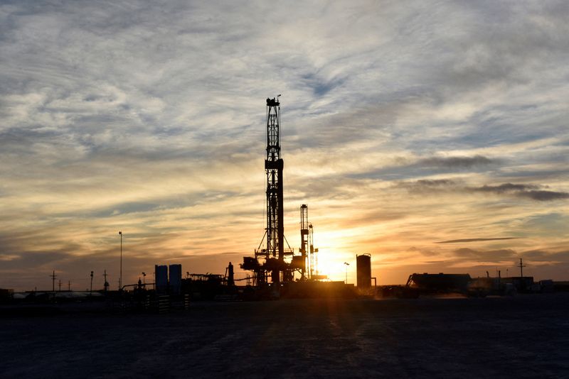 © Reuters. FILE PHOTO: Drilling rigs operate at sunset in Midland, Texas, U.S., February 13, 2019. Picture taken February 13, 2019. REUTERS/Nick Oxford/File Photo