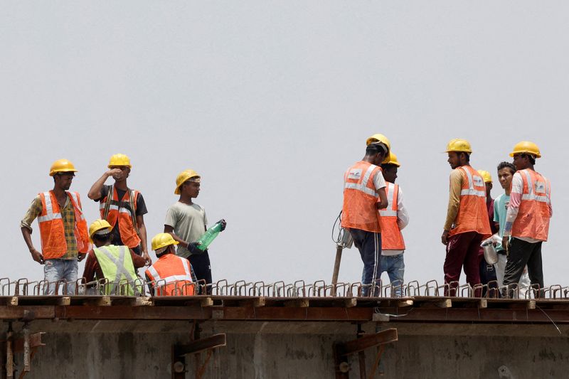 © Reuters. FILE PHOTO: Workers drink water as they take a break at a construction site on a hot summer day in New Delhi, India, May 20, 2024. REUTERS/Priyanshu Singh/File Photo