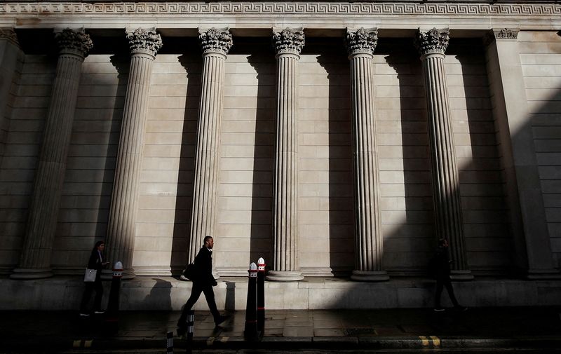 &copy; Reuters. FILE PHOTO: A commuter walks past the Bank of England, in London, Britain, September 26, 2022. REUTERS/Peter Nicholls/File Photo