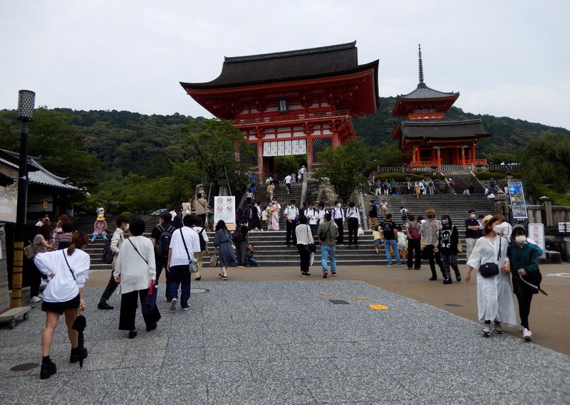 © Reuters. FILE PHOTO: Visitors stroll at Kiyomizu-dera temple, a popular attraction among tourists, in Kyoto, western Japan June 18, 2022. Picture taken June 18, 2022.  REUTERS/Satoshi Sugiyama/File Photo