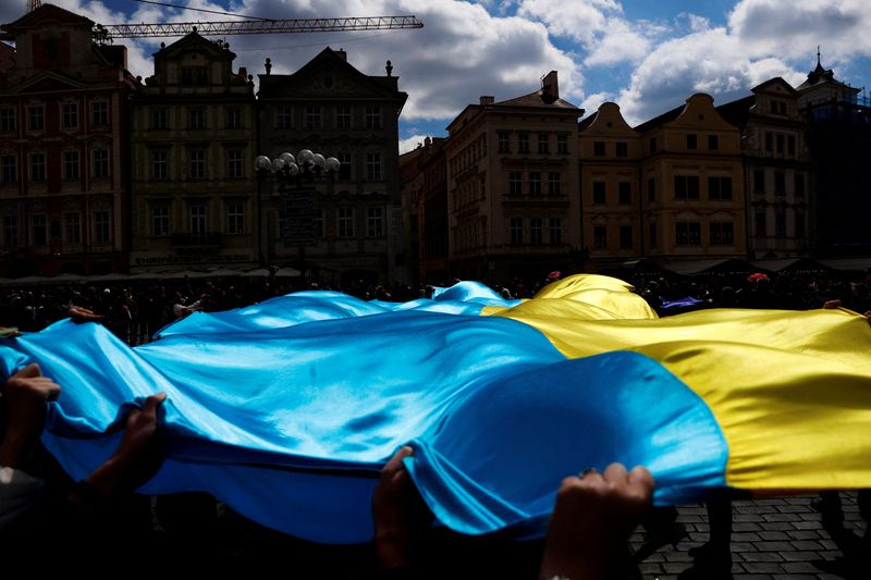 &copy; Reuters. FILE PHOTO: People hold a Ukrainian flag during a rally in support of Estonia's military strategy plan to help Ukraine, in Prague, Czech Republic, April 21, 2024.  REUTERS/David W Cerny/File Photo