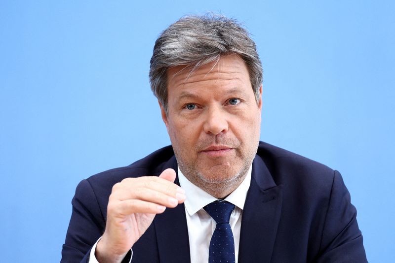 &copy; Reuters. FILE PHOTO: German Economy and Climate Minister Robert Habeck attends a press conference about the spring economic forecasts in Berlin, Germany April 24, 2024. REUTERS/Liesa Johannssen/File Photo