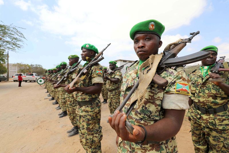 © Reuters. FILE PHOTO: Burundian African Union Mission in Somalia (AMISOM) peacekeepers stand in formation during a ceremony as they prepare to leave the Jaale Siad Military academy after being replaced by the Somali military in Mogadishu, Somalia. February 28, 2019. REUTERS/Feisal Omar/File Photo