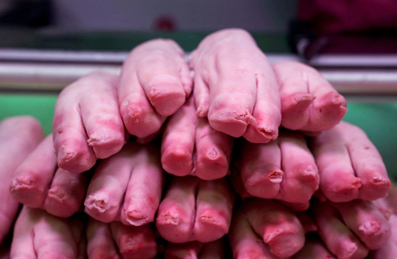 &copy; Reuters. FILE PHOTO: Pig's feet are placed for sale at a market in Beijing, China December 26, 2018. REUTERS/Jason Lee/File Photo