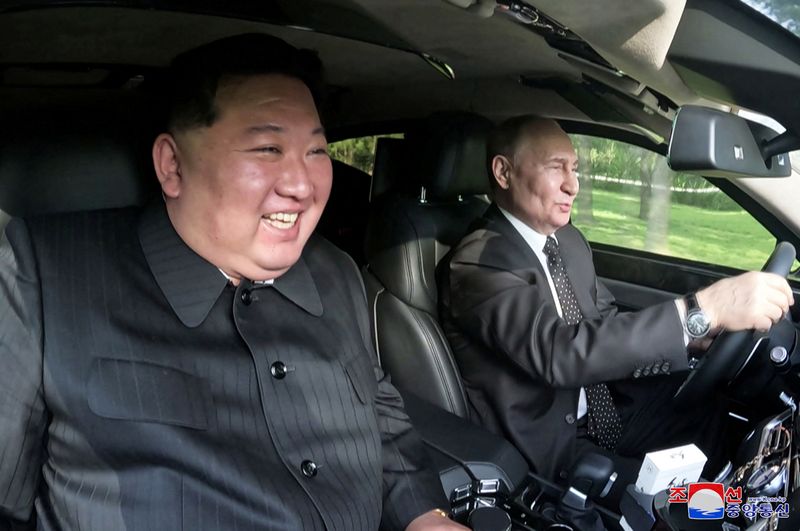 © Reuters. Russia's President Vladimir Putin and North Korea's leader Kim Jong Un ride an Aurus car in Pyongyang, North Korea in this image released by the Korean Central News Agency June 20, 2024.    KCNA via REUTERS