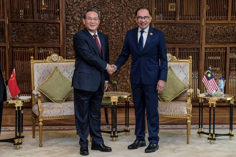 &copy; Reuters. File Photo: China's Premier Li Qiang shakes hands with Malaysia's Prime Minister Anwar Ibrahim during their meeting in Putrajaya, Malaysia, June 19, 2024. Syazrul Azis/Department of Information Malaysia/Handout via REUTERS/File Photo