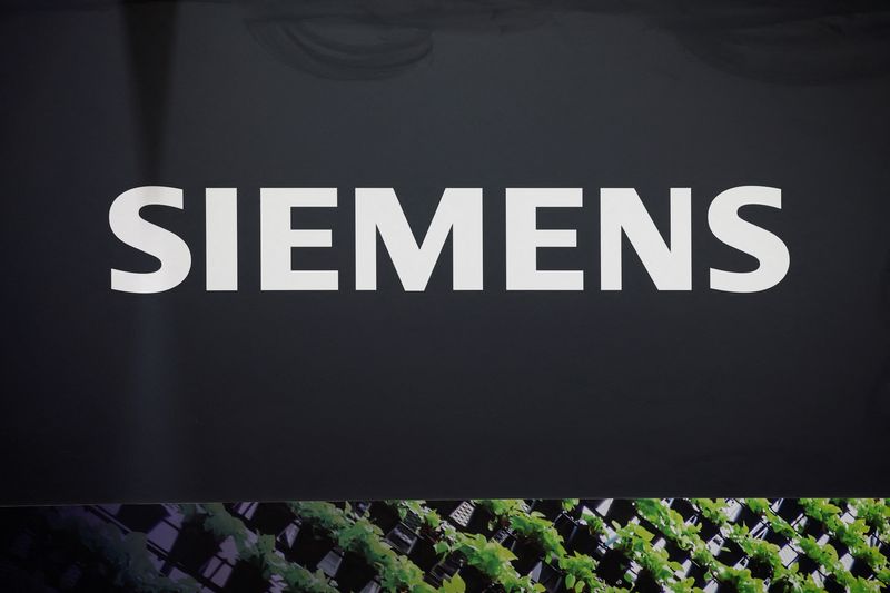 &copy; Reuters. FILE PHOTO: The logo of Siemens is pictured at Global Industrie exhibition in Villepinte near Paris, France, March 26, 2024. REUTERS/Benoit Tessier/File Photo