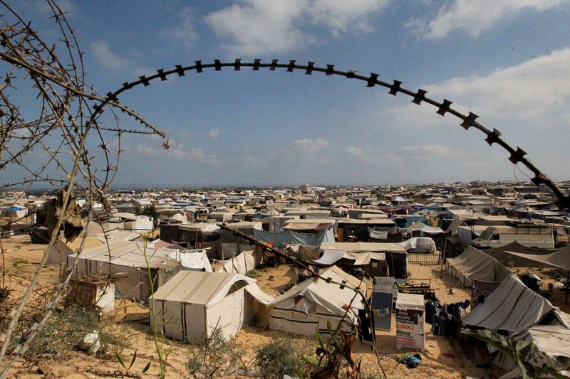 &copy; Reuters. FILE PHOTO: Displaced Palestinians, who fled their houses due to Israeli strikes, shelter at a tent camp, amid the ongoing conflict between Israel and Hamas, in Rafah in the southern Gaza Strip, June 19, 2024. REUTERS/Hatem Khaled/File Photo