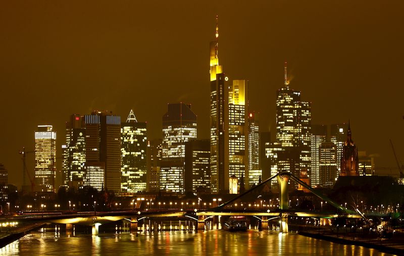 &copy; Reuters. Il famoso skyline con il suo distretto bancario è ritratto nelle prime ore della sera accanto al fiume Meno a Francoforte, Germania, 19 gennaio 2016.    REUTERS/Kai Pfaffenbach