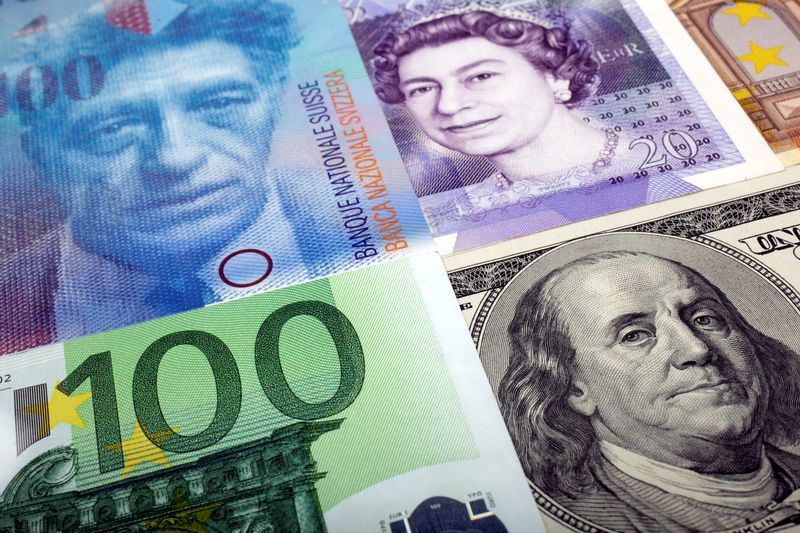 &copy; Reuters. Banconote in dollari, franchi svizzeri, sterline ed euro. REUTERS/Kacper Pempel