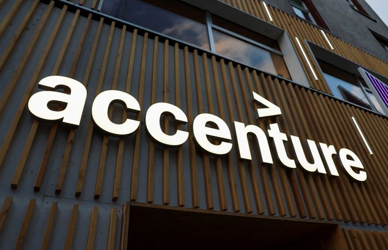 © Reuters. FILE PHOTO: The logo of Accenture is displayed on a building, on the first day of the annual meeting in Davos, Switzerland, January 15, 2024. REUTERS/Denis Balibouse/File Photo