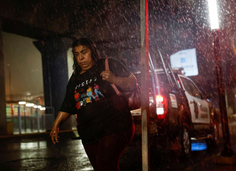 © Reuters. A woman walks in the rain as tropical storm Alberto continues to advance, in Guadalupe, Mexico June 20, 2024. REUTERS/Daniel Becerril