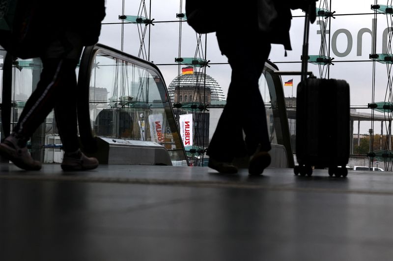 © Reuters. FILE PHOTO: People walk at the Berlin Hauptbahnhof station during a strike by Germany's GDL train drivers union demanding wage increases and shorter working weeks, in Berlin, Germany November 16, 2023. REUTERS/Liesa Johannssen/File Photo