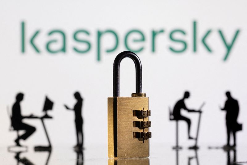 &copy; Reuters. FILE PHOTO: 3D printed models of people working on computers and padlock are seen in front of a displayed Kaspersky logo in this picture illustration taken, February 1, 2022. REUTERS/Dado Ruvic/Illustration/File Photo