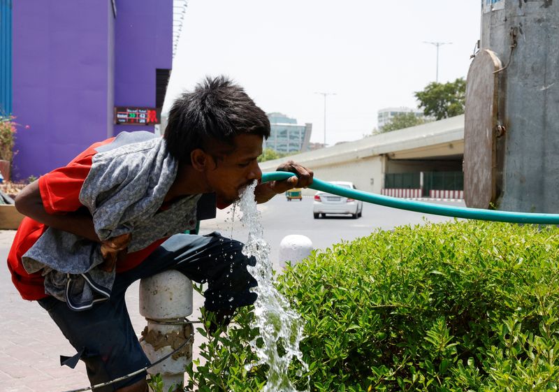 &copy; Reuters. Homem se refresca em Nova Délhin 18/6/2024   REUTERS/Priyanshu Singh