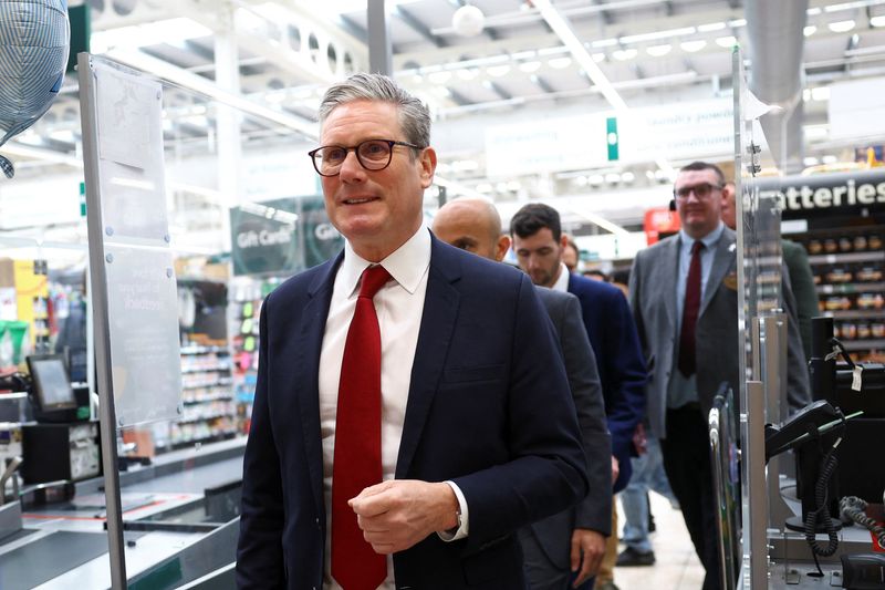 &copy; Reuters. Líder do Partido Trabalhista do Reino Unido, Keir Starmer, caminha em supermercado em Wiltshire, durante evento de campanhan19/06/2024 REUTERS/Hannah McKay