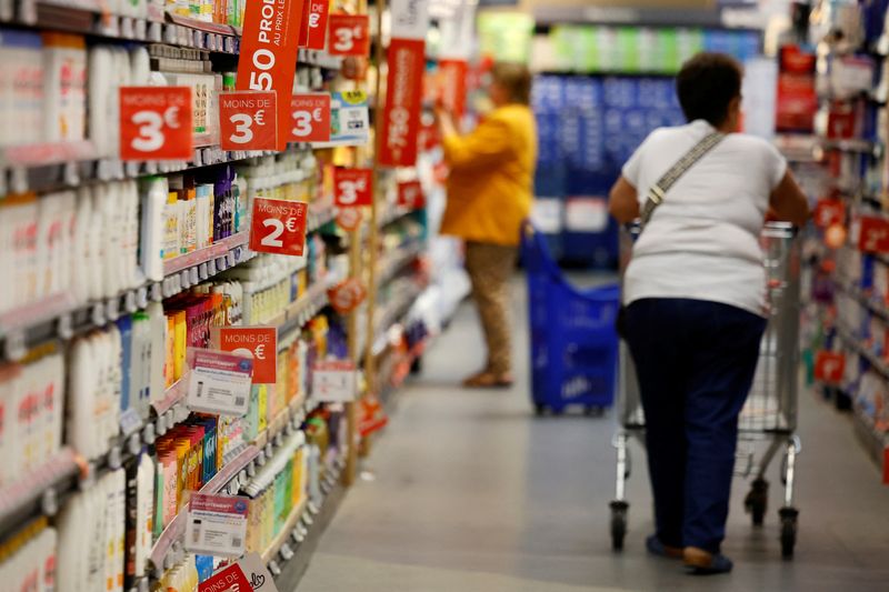 © Reuters. FILE PHOTO: Customers shop in a Carrefour supermarket in Montesson near Paris, France, September 13, 2023. REUTERS/Sarah Meyssonnier/File Photo