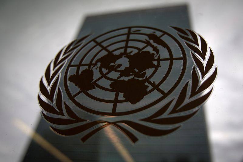 &copy; Reuters. Una finestra con il logo delle Nazioni unite al quartier generale dell'Onu a Manhattan, New York, 15 agosto 2014.    REUTERS/Carlo Allegri/File Photo