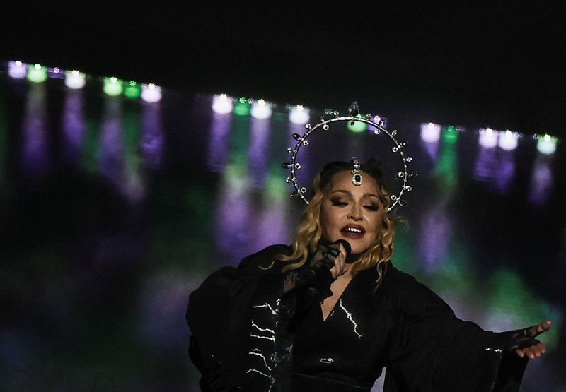 Madonna fans end lawsuit over late concerts; singer’s lawyers threaten sanctions