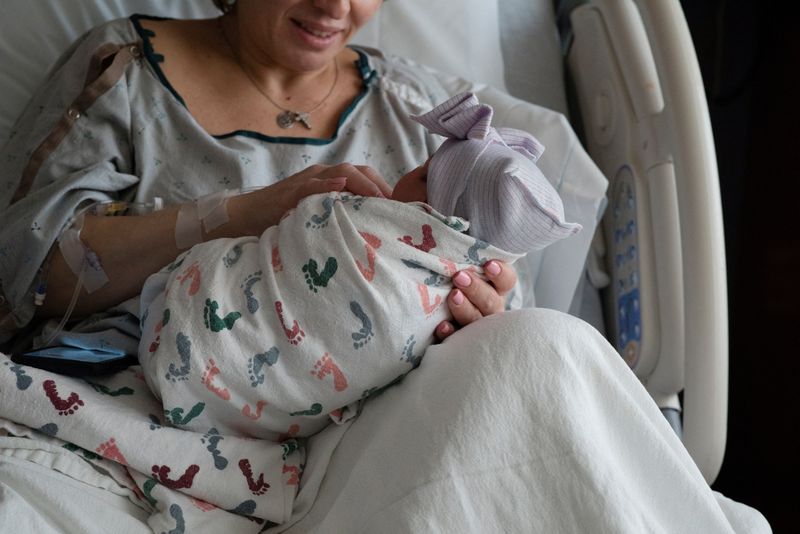 &copy; Reuters. Mulher com seu filho recém-nascido em hospital nos EUAn01/02/2022nREUTERS/Emily Elconin