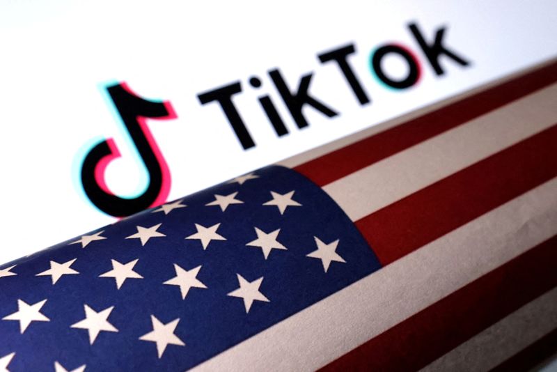 &copy; Reuters. Logo do TikTok e bandeira dos Estados Unidosn20/3/2024 REUTERS/Dado Ruvic/Ilustração/Arquivo