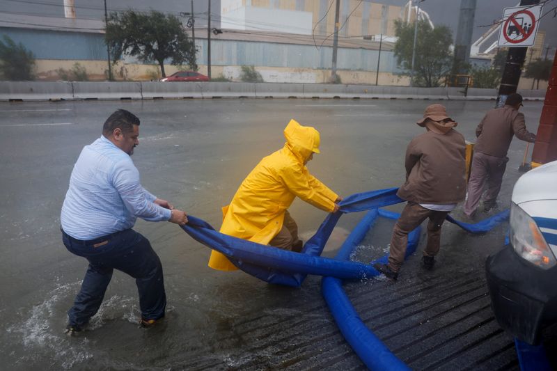 © Reuters. Government employees work to drain flooded hospital as tropical storm Alberto hits, in Santa Catarina, Mexico June 20, 2024. REUTERS/Daniel Becerril