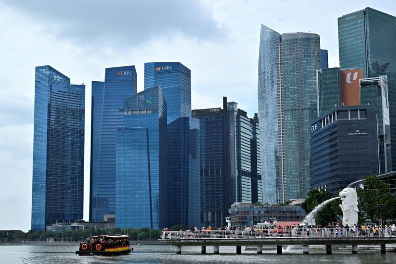 &copy; Reuters. FILE PHOTO: A view of the Merlion against the Singapore financial district in Singapore, January 27, 2023. REUTERS/Caroline Chia/File Photo