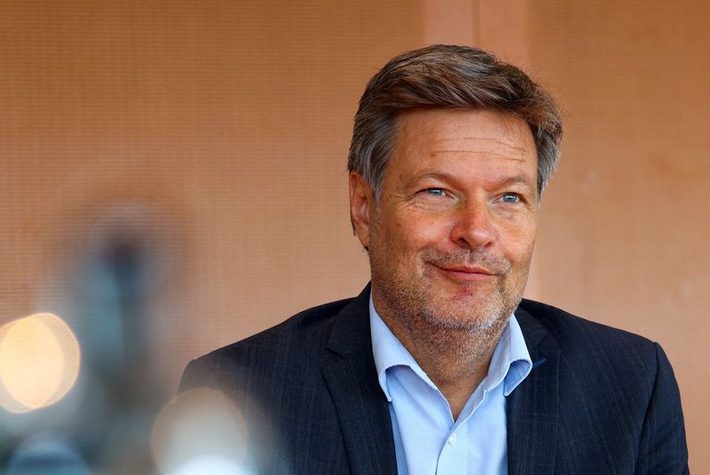 © Reuters. FILE PHOTO: German Economy and Climate Minister Robert Habeck attends the cabinet meeting at the Chancellery in Berlin, Germany, June 12, 2024. REUTERS/Nadja Wohlleben/File Photo