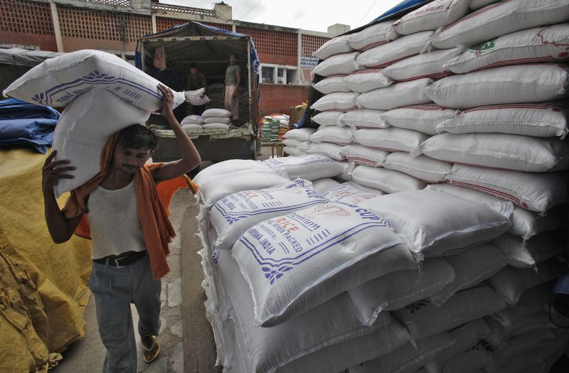 &copy; Reuters. A labourer unloads sacks filled with rice at a wholesale grain market in the northern Indian city of Chandigarh July 29, 2014. REUTERS/Ajay Verma/ FILE PHOTO