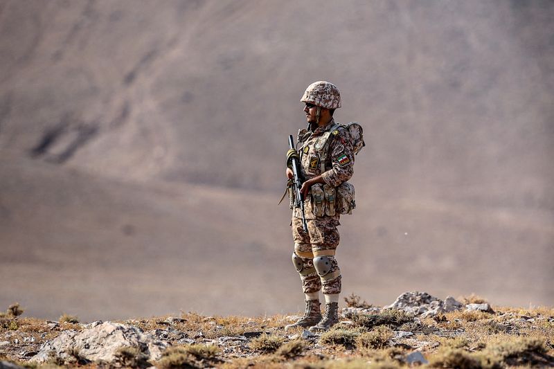 © Reuters. FILE PHOTO: A member of the Islamic Revolutionary Guard Corps (IRGC) attends an IRGC ground forces military drill in the Aras area, East Azerbaijan province, Iran, October 19, 2022. IRGC/WANA (West Asia News Agency)/Handout via REUTERS/File Photo