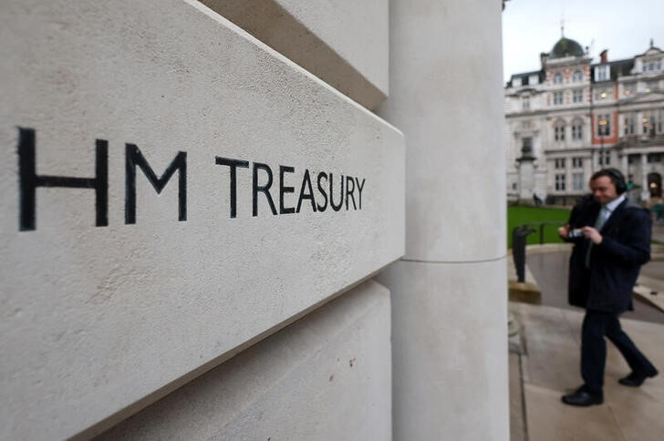 &copy; Reuters. A person walks into the Treasury government building in London, Britain, March 5, 2024. REUTERS/Toby Melville/files