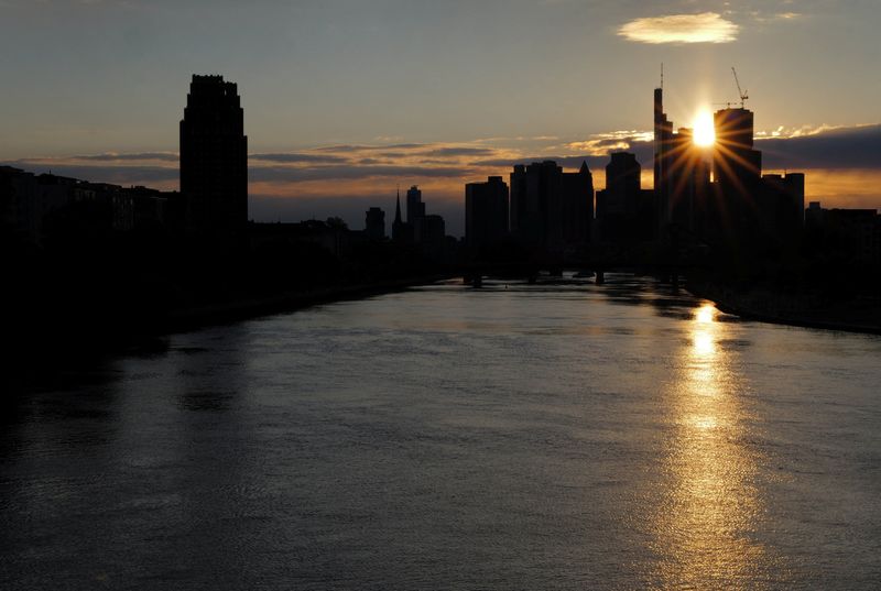 © Reuters. FILE PHOTO: The skyline of the banking district is seen during sunset in Frankfurt, Germany, April 21, 2024.  REUTERS/Kai Pfaffenbach/File Photo