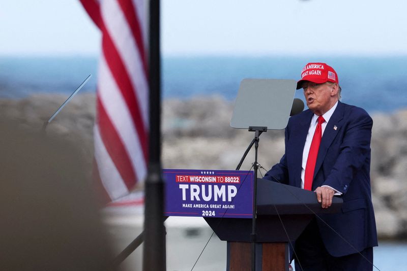 © Reuters. FILE PHOTO: Former U.S. President and Republican presidential candidate Donald Trump speaks during his  campaign event, in Racine, Wisconsin, U.S. June 18, 2024. REUTERS/Brendan McDermid/File Photo