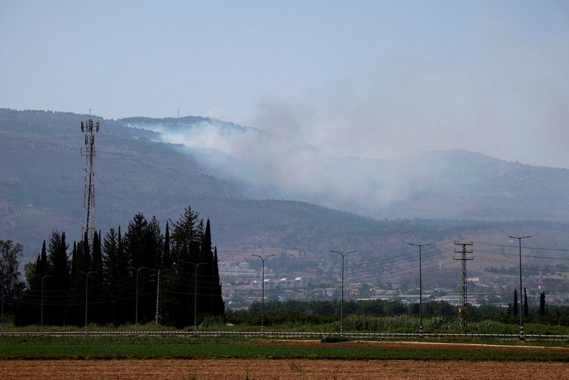 © Reuters. FILE PHOTO: Smoke rises, amid ongoing cross-border hostilities between Hezbollah and Israeli forces, in Kiryat Shmona, northern Israel, June 14, 2024. REUTERS/Ammar Awad//File Photo