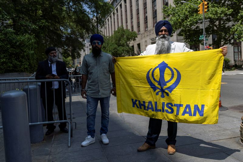 © Reuters. FILE PHOTO: Members of the Sikh community protest outside Manhattan federal court as Nikhil Gupta, an Indian man suspected of involvement in an unsuccessful plot to kill a Sikh separatist on American soil, makes his appearance at the federal court in New York City, U.S., June 17, 2024. REUTERS/Eduardo Munoz/File Photo