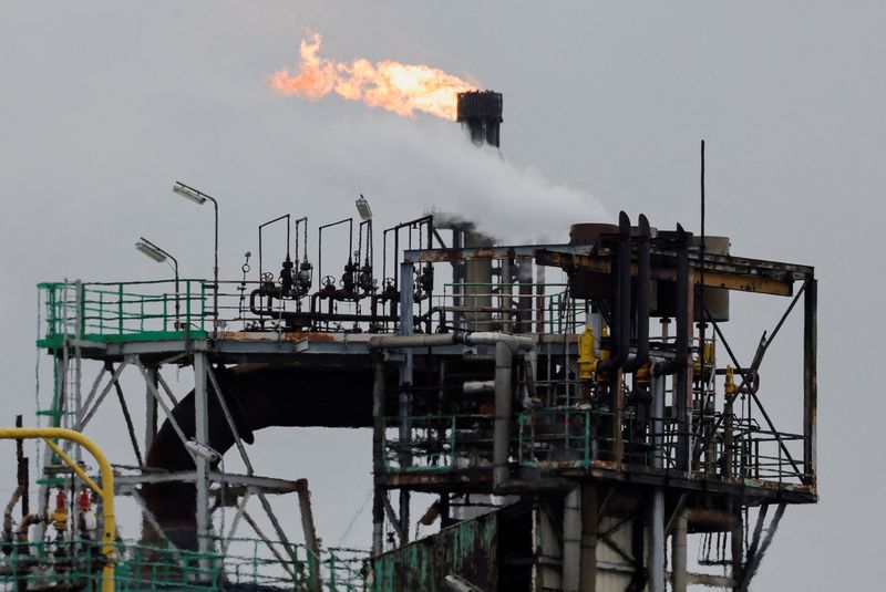 &copy; Reuters. FILE PHOTO: A view shows the ExxonMobil oil refinery in Port-Jerome-sur-Seine, France, March 8, 2023. REUTERS/Pascal Rossignol/File Photo