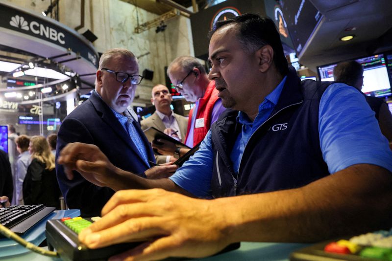 &copy; Reuters. FILE PHOTO: Traders work on the floor at the New York Stock Exchange (NYSE) in New York City, U.S., June 14, 2024.  REUTERS/Brendan McDermid/File Photo