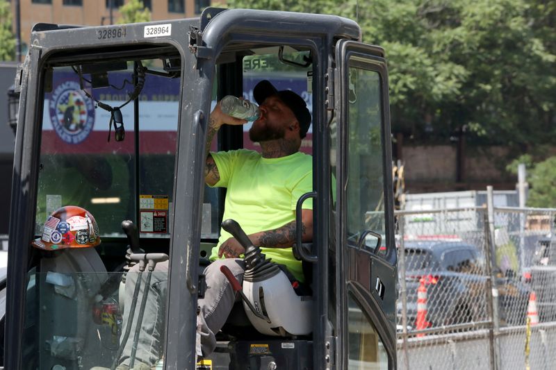 &copy; Reuters. FILE PHOTO: A construction worker drinks water during a heatwave affecting the U.S. Northeast in Boston, Massachusetts, U.S. June 19, 2024. REUTERS/Lauren Owens Lambert/File Photo