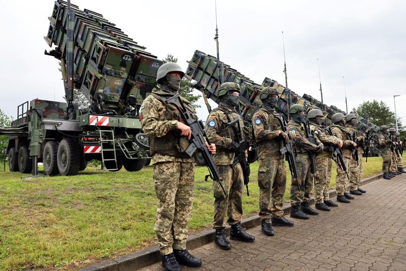 &copy; Reuters. Soldiers stand during Ukrainian President Volodymyr Zelenskiy's visit to a military training area to find out about the training of Ukrainian soldiers on the “Patriot” anti-aircraft missile system, at an undisclosed location, in Germany, June 11, 2024