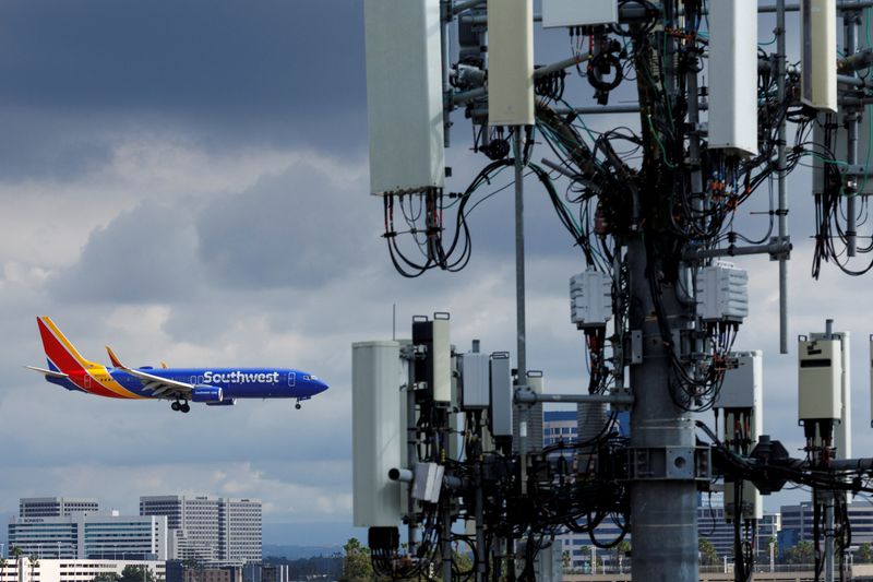 © Reuters. FILE PHOTO: A Southwest commercial aircraft flies near a cell phone tower as it approaches to land at John Wayne Airport in Santa Ana, California U.S. January 18, 2022. REUTERS/Mike Blake/File Photo